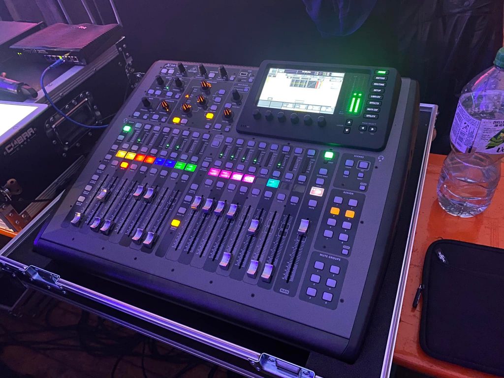 Zu viele Knöpfe auf dem Mischpult? Wir übernehmen gerne die Steuerung der Technik während Ihrer Veranstaltung