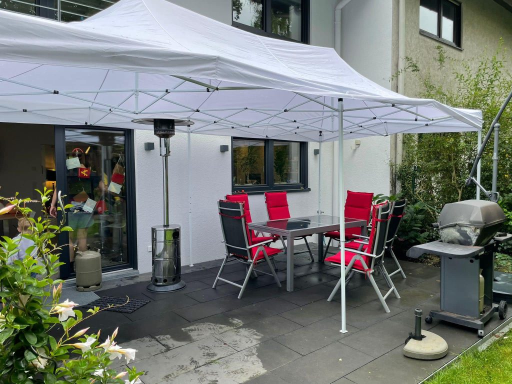 Auch für die Familienfeier zuhause: mit unseren Pavillons feiern Sie wettergeschützt