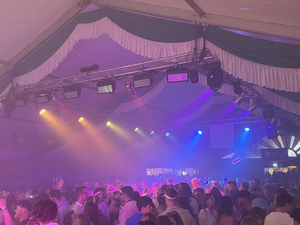 Unsere Lichttechnik im Einsatz. Zahlreiche farbige Spots und Laser erzeugen Partystimmung