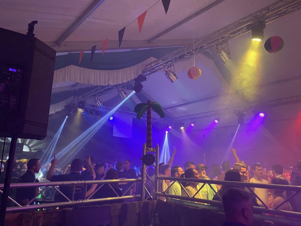 Unsere Lichttechnik im Einsatz. Zahlreiche farbige Spots und Laser erzeugen Partystimmung