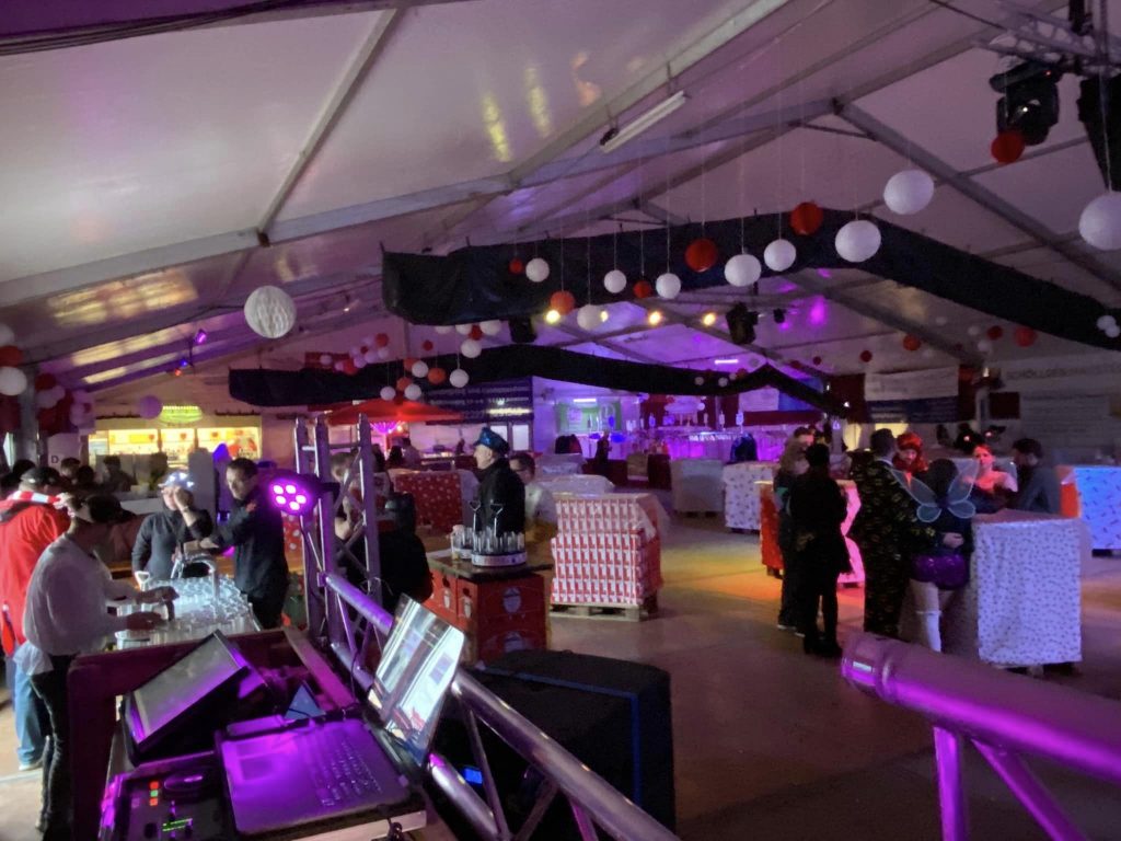 Die ersten Gäste kommen. Dekoriert und mit der richtigen Lichttechnik wirkt der Saal einladend