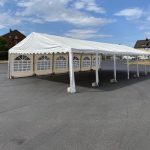 Unser Zelt für die größeren Feiern, optional mit Seitenwand