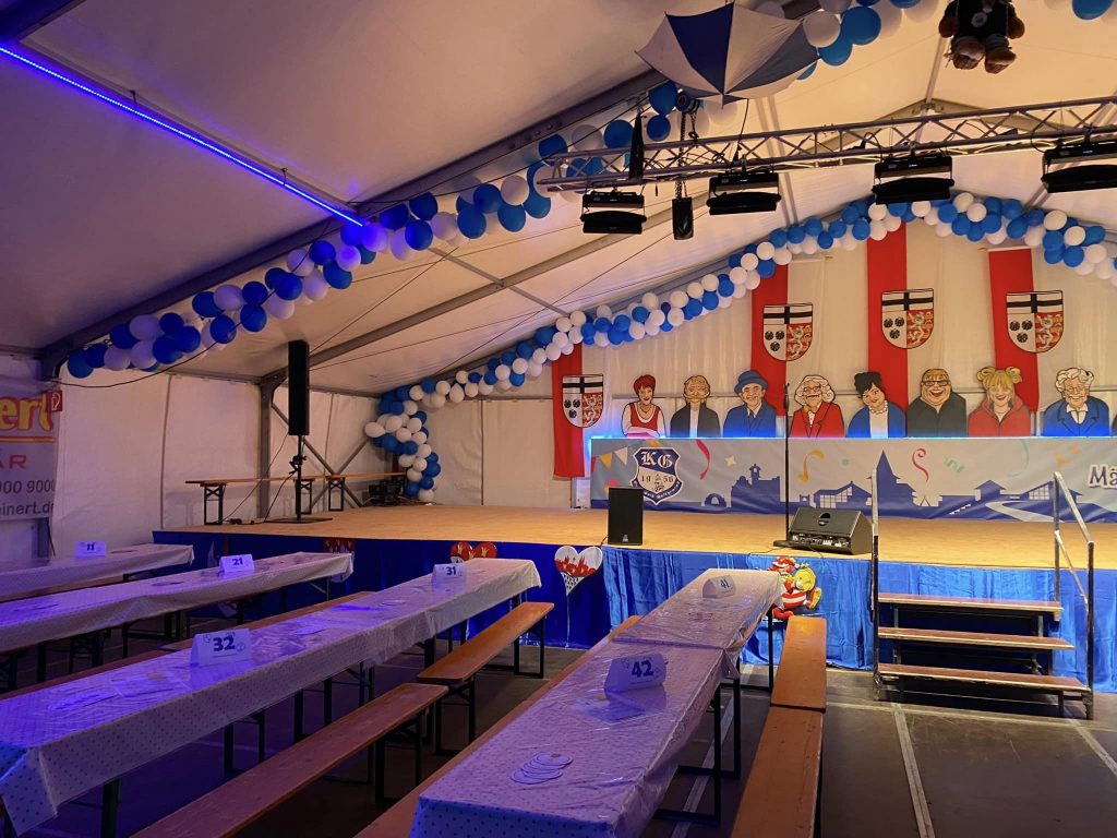 Die Gäste können kommen: Dekoriertes Großzelt mit Licht- und Bühnentechnik für eine Karnevalsveranstaltung