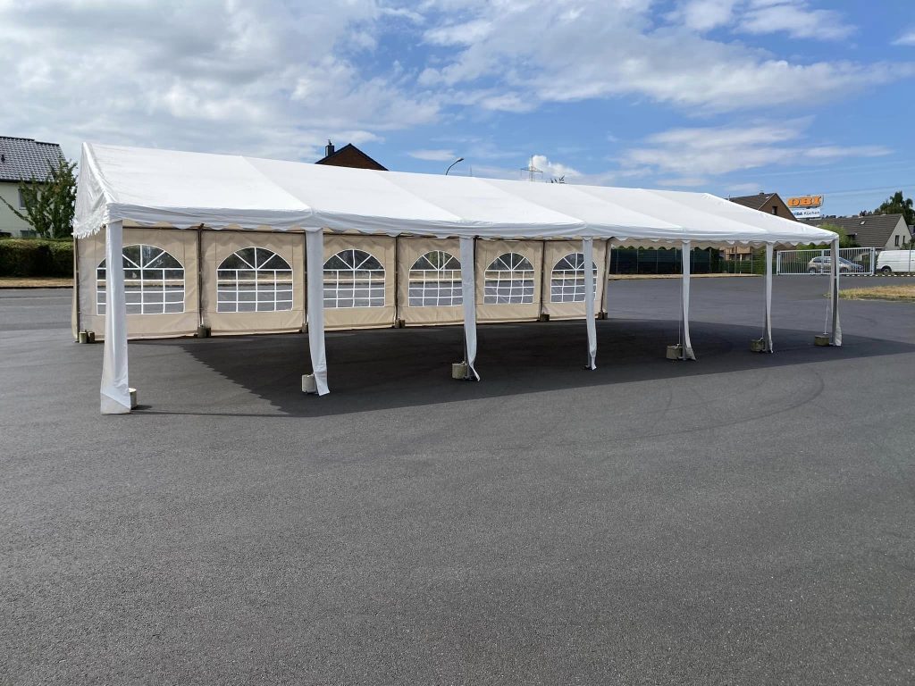 Unser Zelt für die größeren Feiern, optional mit Seitenwand