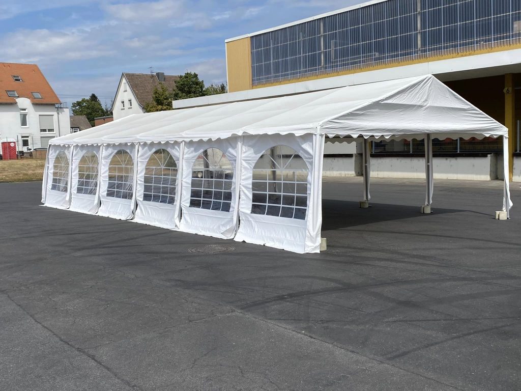 Unser Zelt für die größeren Feiern, optional mit Seitenwand