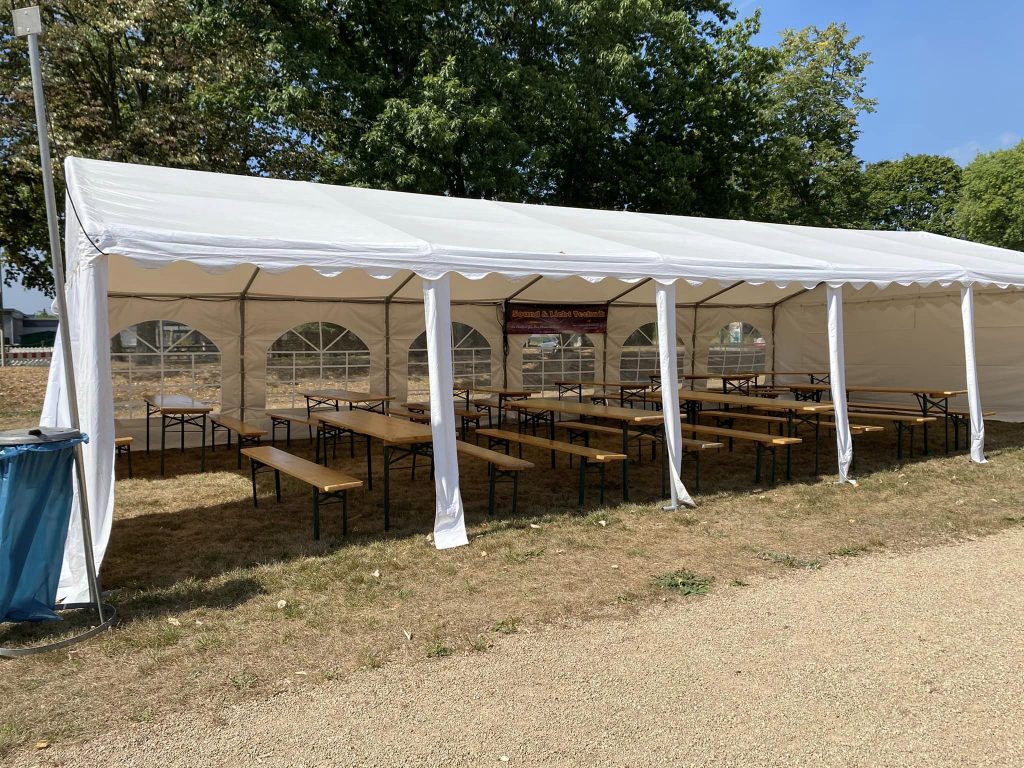 Unser Zelt für die größeren Feiern, hier mit Bierbänken und Bierbänken