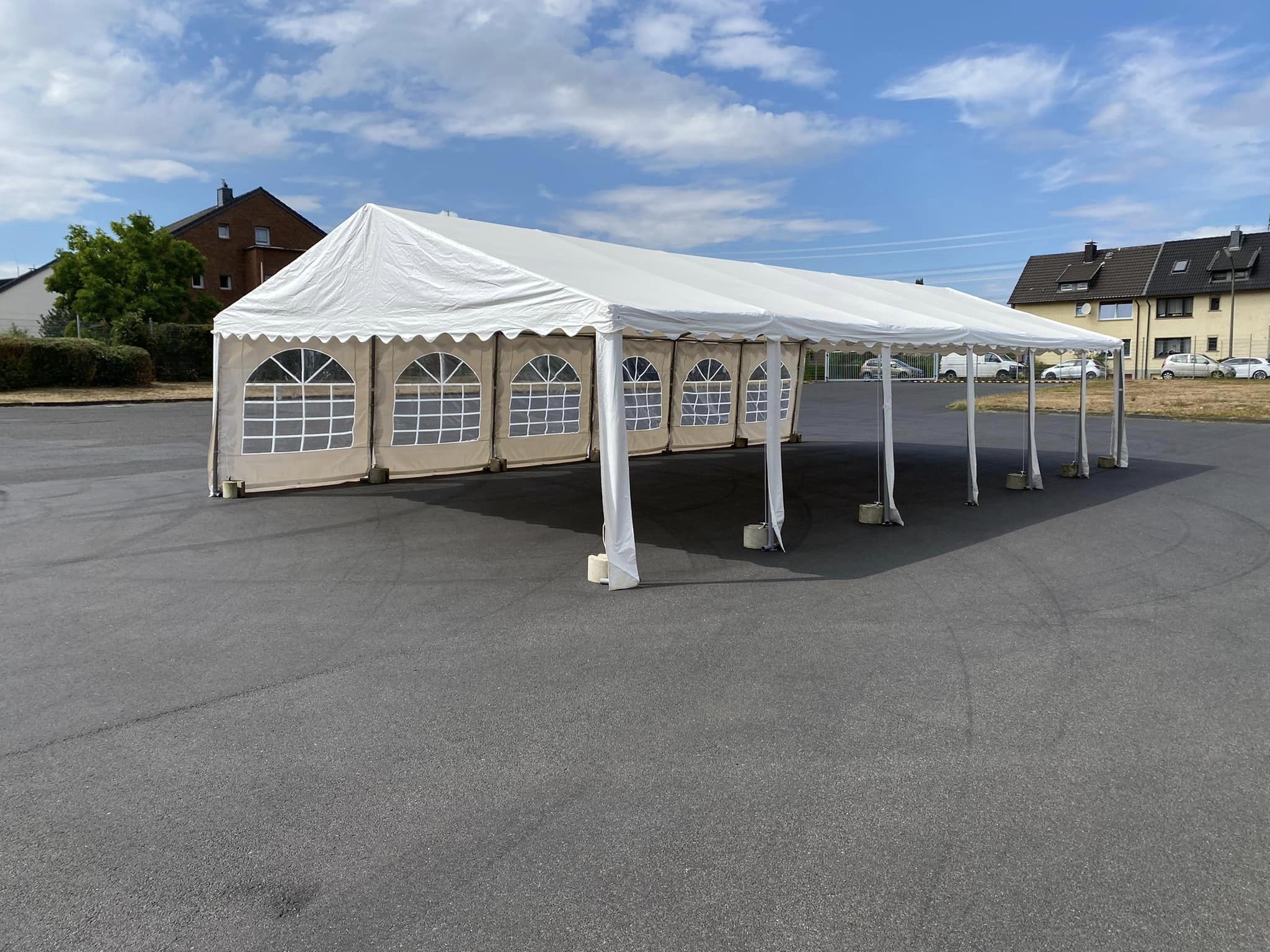 Unser Zelt für die größeren Feiern, optional mit Seitenwand