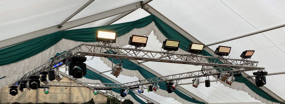 So kann es aussehen: dekoriertes Festzelt mit Lichttechnik an Traversen für ein stimmungsvolles Ambiente