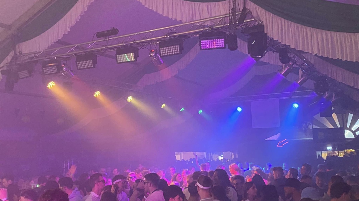 Unsere Lichttechnik im Einsatz. Zahlreiche farbige Spots und Laser erzeugen Partystimmung